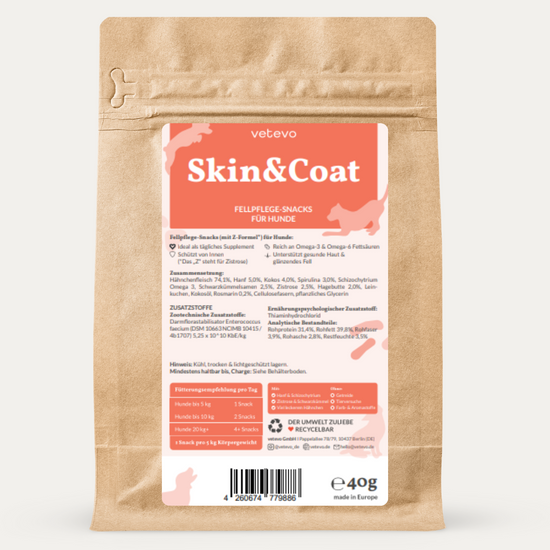 Skin & Coat Bites 40g Probierpackung mit Fellpflege-Snacks für Hunde, auf apricotfarbenem Hintergrund.